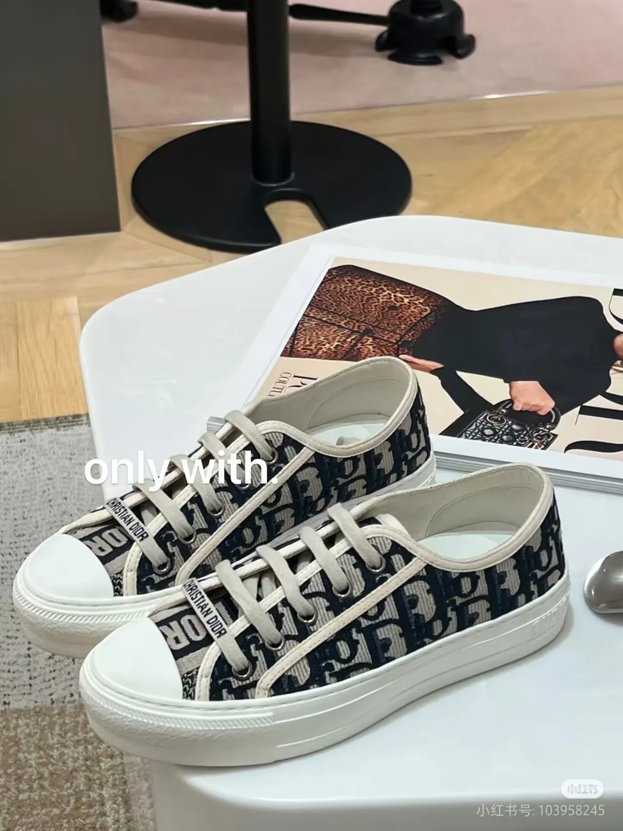 👟👟Ex-factory price 500👟👟 New arrival at D home, synchronized with the official website WALK N DIOR embroidered canvas shoes series, 100% cotton silk double-sided three-dimensional embroidery All the materials of this shoe are original molds, right down to the hardware, laces, outsole, PU midsole...the upper fabric is made of double-sided pure cotton silk three-dimensional electric embroidery. Each style looks colorful, but it does not make it difficult to match clothes. The entire series is like a piece of handicraft, unique!  ▪️Inner lining: full-grain mixed sheep and sheepskin ▪️Foot pads: same color cowhide, comfortable to the feet ▪️My last style is exactly the same as ZP, welcome to compare. My color scheme is the most complete, and the counter has a full set of packaging. Code number: 35-41